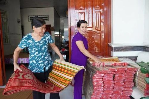 Người góp phần 'giữ lửa' nghề dệt chiếu truyền thống