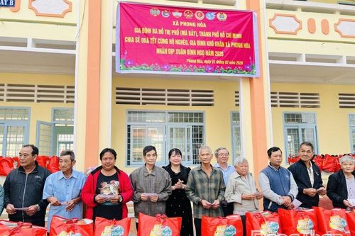 Xã Phong Hòa: Trao tặng quà cho hộ nghèo, cận nghèo và có hoàn cảnh khó khăn