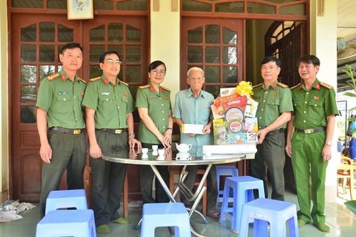 Thăm, chúc Tết và tặng quà tri ân các đồng chí nguyên lãnh đạo Công an tỉnh