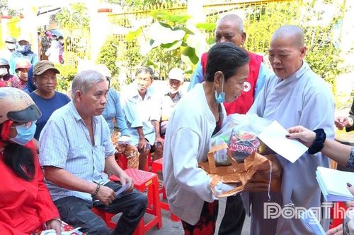 Phường Sa Đéc: Trao 300 phần quà tết cho bệnh nhân chạy thận và người mắc bệnh hiểm nghèo
