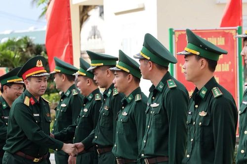 Thăm, chúc Tết các đơn vị quân đội đóng quân trên xã đảo Nhơn Châu