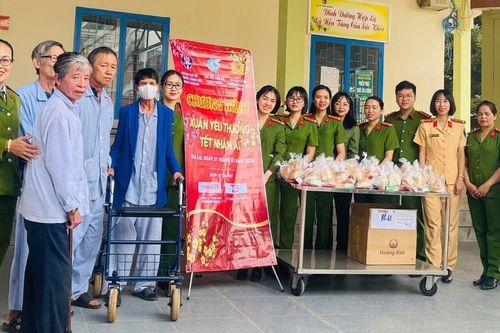 Đoàn Thanh niên, Chi hội phụ nữ các đơn vị của Công an tỉnh Gia Lai tặng 240 suất quà cho bệnh nhân