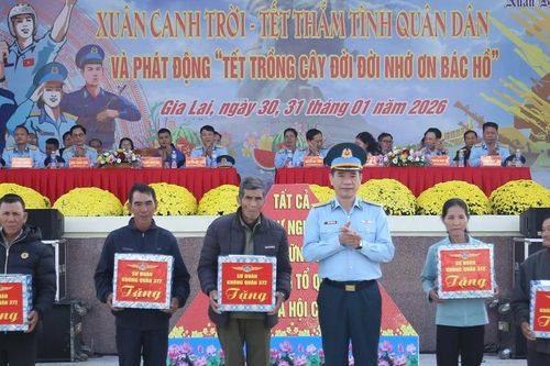Trung đoàn Không quân 925 tổ chức chương trình 'Xuân canh trời - Tết thắm tình quân dân'