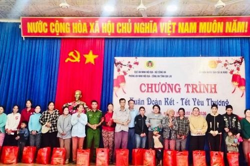 Trao 100 suất quà cho người dân khó khăn xã Ia Hiao
