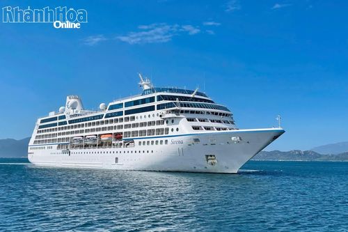 Hai chuyến tàu du lịch biển mang 3.400 du khách đến Khánh Hòa