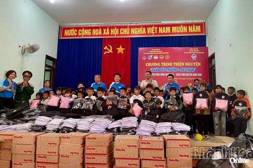 Trao tặng 350 suất quà cho học sinh, người dân có hoàn cảnh khó khăn ở xã Trung Khánh Vĩnh