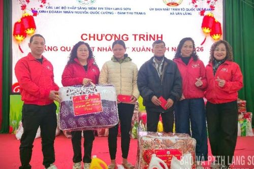 Trao tặng 100 suất quà cho hộ có hoàn cảnh khó khăn tại xã Văn Lãng