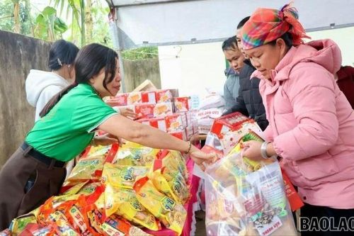Ấm áp phiên chợ 0 đồng tại xã Khánh Yên