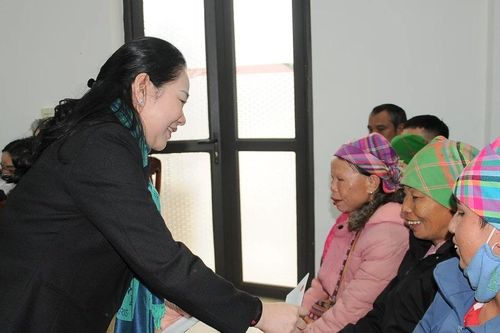 Thứ trưởng Bộ Dân tộc và Tôn giáo tặng quà Tết đồng bào dân tộc thiểu số xã Tân Hợp và Đông Cuông