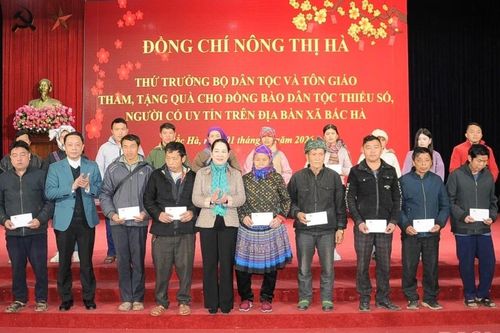 Tặng quà Tết cho đồng bào dân tộc thiểu số xã Bắc Hà