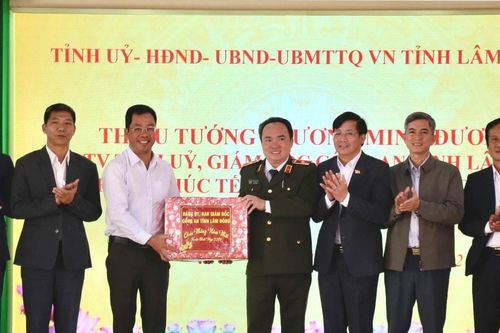 Giám đốc Công an tỉnh Lâm Đồng thăm, tặng quà Tết tại xã Hòa Ninh và Hòa Bắc