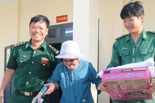 Bộ đội biên phòng Lâm Đồng mang Tết đến người dân vùng biên giới