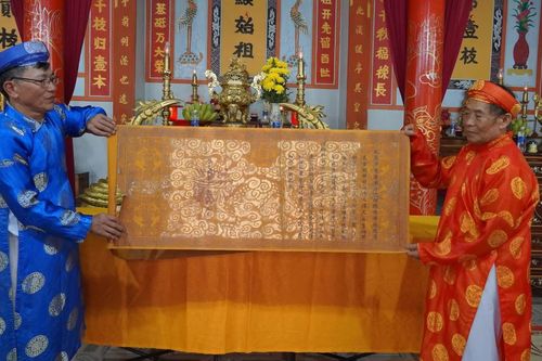 Sắc phong trong lòng phố
