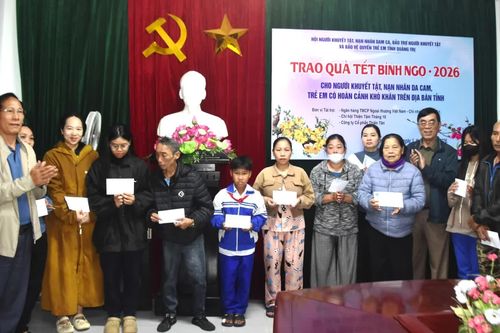 Trao tặng quà Tết cho người khuyết tật, nạn nhân chất độc da cam