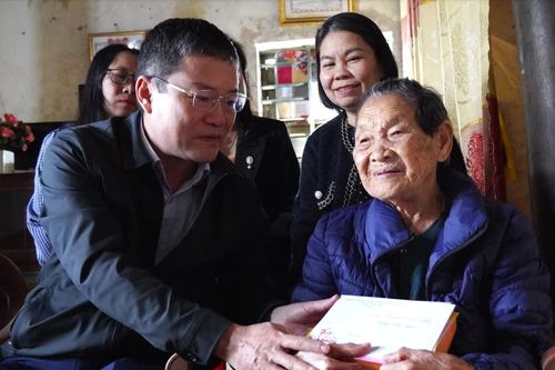 Đồng chí Phó Chủ tịch UBND tỉnh Phan Phong Phú thăm, chúc Tết gia đình người có công