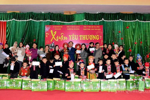Trao 30 suất quà Tết cho học sinh trường Mầm non Thanh Tương