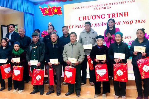 Tặng quà Tết Xuân Bính Ngọ cho các gia đình chính sách, hộ nghèo, có hoàn cảnh khó khăn trên địa bàn tỉnh