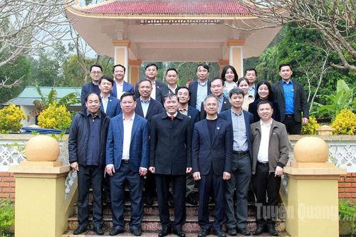 Viện Hàn lâm Khoa học xã hội Việt Nam về nguồn và tặng quà Tết tại Tân Trào
