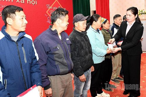 Đoàn đại biểu Quốc hội tổ chức chương trình an sinh xã hội, tặng quà Tết cho gia đình chính sách, hộ nghèo trên địa bàn tỉnh