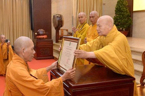 Ban Trị sự GHPGVN TP.HCM trao Giáo chỉ tấn phong giáo phẩm đến 196 vị Tăng Ni