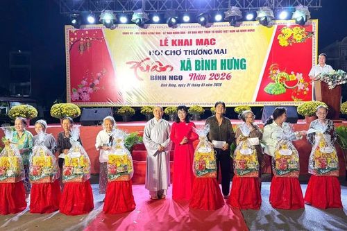 Chùa Đức Nguyên (xã Bình Hưng, TP.HCM) tặng quà, giúp người dân có hoàn cảnh khó khăn vui xuân đón Tết