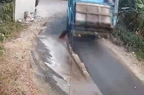 TP.HCM: Xác minh tài xế xe chở rác xả nước thải ra đường
