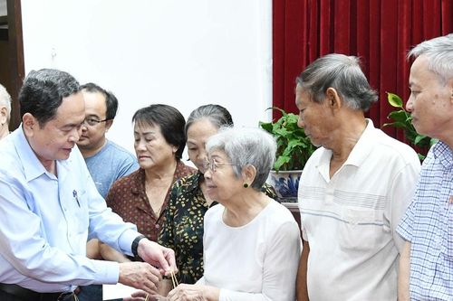 Chủ tịch Quốc hội Trần Thanh Mẫn thăm, tặng quà Tết tại thành phố Cần Thơ