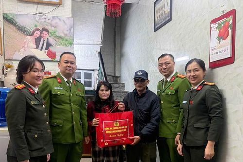 Công an phường Tây Hồ thăm hỏi, tặng quà thân nhân liệt sĩ và cán bộ chiến sĩ Công an nhân dịp Tết Nguyên đán Bính Ngọ 2026