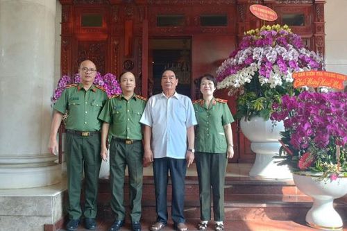 Thứ trưởng Đặng Hồng Đức thăm hỏi, tri ân gia đình các đồng chí nguyên lãnh đạo Bộ Công an