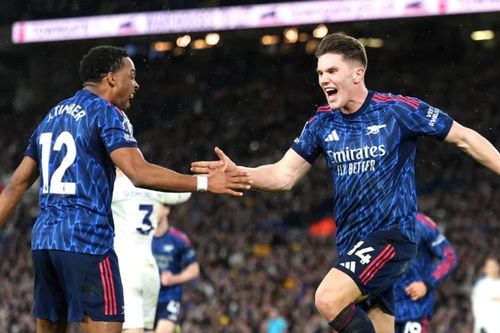 Arsenal tạo khoảng cách 7 điểm với Man City