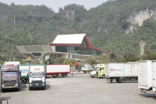 Gỡ vướng cho hàng trăm xe nông sản bị ùn tại cửa khẩu