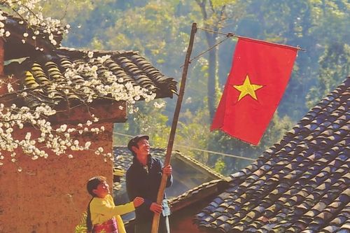 Rực rỡ 100 tác phẩm mừng Đảng, mừng xuân