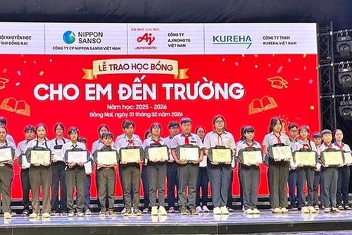 Hội Khuyến học Đồng Nai và nhà tài trợ trao học bổng 'Cho em đến trường'