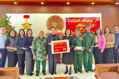 Sở Nội vụ tặng quà tại Trung tâm Điều dưỡng thương binh Nho Quan, tỉnh Ninh Bình