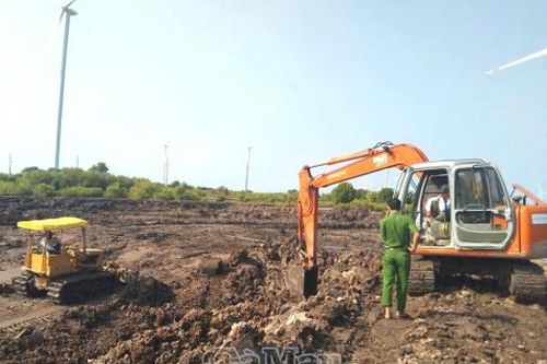 Người dân phát hiện 2 quả đạn pháo khi cải tạo vuông tôm