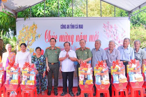 Công an Cà Mau tri ân Nhân dân Khu căn cứ