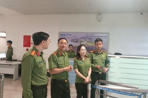 Thứ trưởng Phạm Thế Tùng kiểm tra công tác bảo đảm ANTT tại sân bay quốc tế Tân Sơn Nhất
