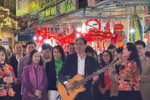 Bí thư Tỉnh ủy Lạng Sơn chơi guitar ở phố đi bộ khiến giới chơi guitar chuyên nghiệp choáng váng