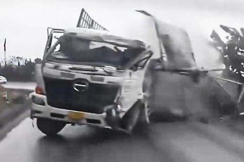 Xe tải mất lái trên đèo Đá Trắng, né 4 phương tiện trước khi lật ngang