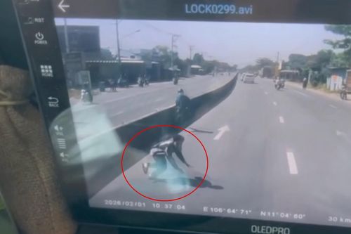Người đàn ông lao vào xe bồn đang chạy trên đường ở TP.HCM