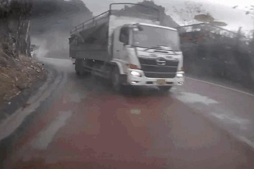 Khoảnh khắc xe tải mất lái, đánh võng né hàng loạt phương tiện trước khi đâm vách núi ở Phú Thọ