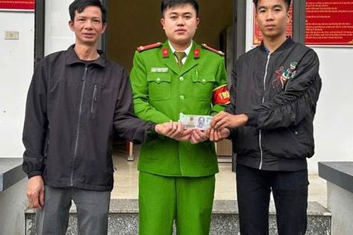 Nhận tiền chuyển nhầm, nam sinh lớp 12 tìm người trả lại