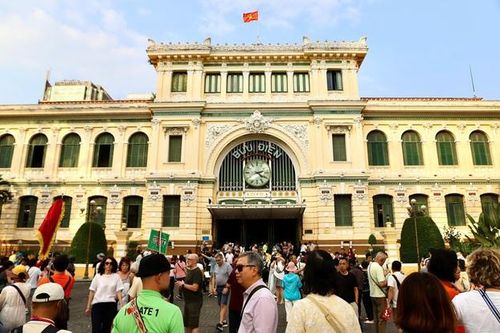 Cận Tết, du khách xếp hàng gửi thư tay đi khắp thế giới