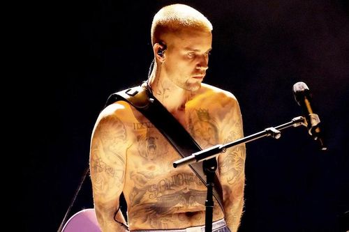 Justin Bieber nghĩ gì khi cởi trần mặc quần đùi lên biểu diễn ở Grammys 2026?
