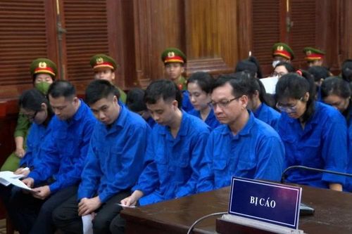 Các bị cáo trong vụ làm giả hàng trăm nghìn phiếu kiểm nghiệm lĩnh án