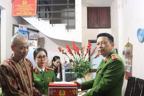 Lãnh đạo Công an Hà Nội thăm, tặng quà gia đình liệt sĩ