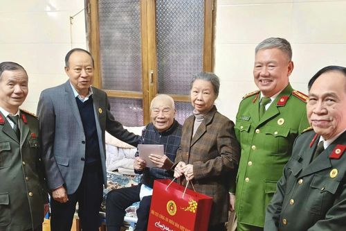 Thăm, tặng quà cán bộ tiền kháng chiến, nguyên Trưởng khoa Ngoại Bệnh viện 19-8