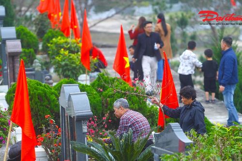 Rằm tháng Chạp, người dân đi tảo mộ mời tổ tiên về ăn Tết