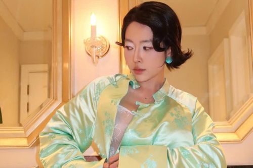 'Áo dài' xẻ ngực tiếp tục vấp tranh luận