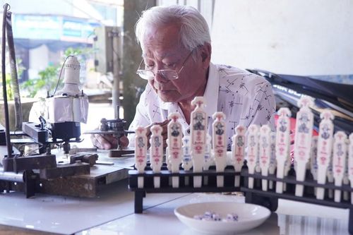 Giữ nghề làm xăm hường, lan tỏa văn hóa Tết xưa
